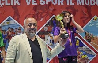 Kasapoğlu derece elde eden sporculara madalyalarını...