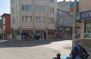 Kasis ve trafik lambası olmayan caddede kaza tehlikesi