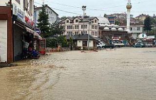 Kastamonu’da sel: Araçlar suda sürüklendi, ev...