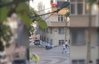 Kavga ettiği kız arkadaşı ile arasına giren şahsı...