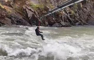 Kayıp sürücü vinç yardımıyla azgın sularda...