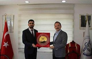 Kaymakam Bayram’dan Müftü Demirtaş’a plaket