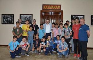 Kaymakam Odabaş, şampiyon güreşçileri makamında...