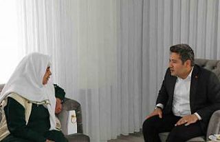 Kaymakam Özçelik, şehit ailesini ziyaret etti