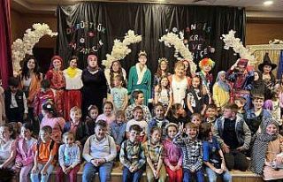 Kaynarca’da minik tiyatroseverler eğlenerek öğrendi