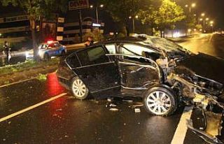 Kayseri’de ağaca çarpan otomobilin motoru karşı...