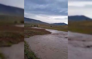 Kayseri’de sağanak sele döndü, mahalleleri su...