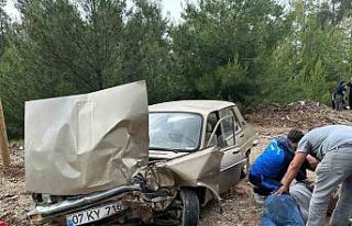 Kaza yaptığı otomobilden fırlayan sürücü ağır...