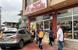 Kazada araç baklava dükkanının çerçevesine çarpıp...