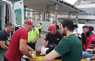 Kazada otomobilde sıkışan iki kız kardeşi itfaiye...