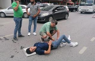 Kazada yaralanan motosiklet sürücüsüne ilk müdahaleyi...