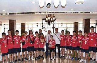 Kazandıkları kupayı Başkan Kayda’ya götürdüler