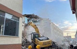 Kazılan temel yan binanın çökmesine neden oldu,...