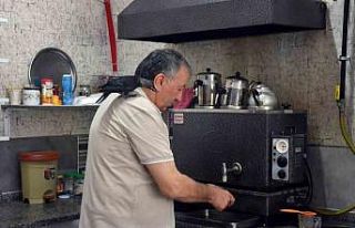 Kedilerden kurtardığı karga bir an olsun yanından...