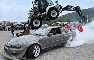 “Kemer Otomobil Festivali” renkli görüntülere...