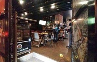 Kendilerini uyaran işyeri sahibini bıçakladılar