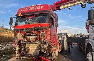 Kilis’te kamyonet ile tır çarpıştı: 3 ağır...