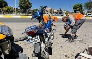 Kilis’te ticari taksi ile motosiklet çarpıştı:1...