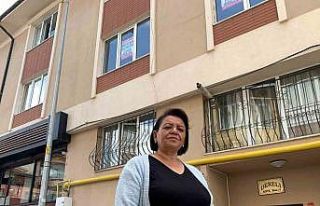 Kiracı olduğu evden eşyalarıyla birlikte sokağa...