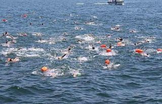 Kiraz Festivali’nde 5 kilometre yüzdüler