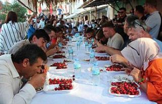 Kiraz yeme yarışmasında renkli görüntüler