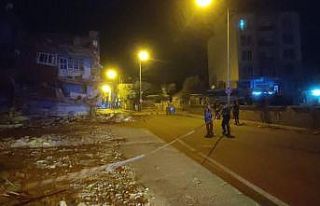 Kırıkhan’da ağır hasarlı 4 katlı bina çöktü