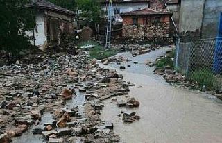 Kırıkkale’de sel felaketi: Araçlar sürüklendi,...
