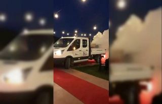 Kırmızı halıdan gelin ve damattan önce sivrisinek...