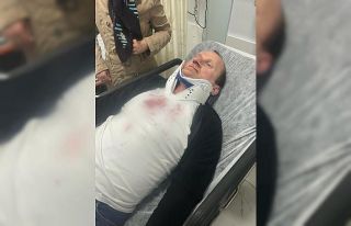 Kırmızı ışıkta beklerken aracının içinde...