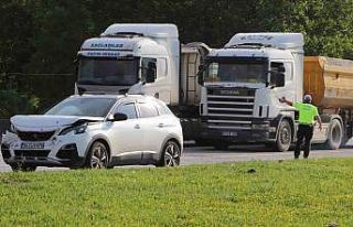 Kırmızı ışıkta bekleyen otomobile arkadan çarptı:...