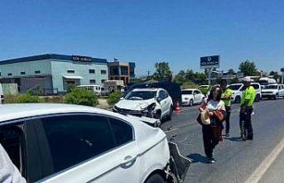 Kırmızı ışıkta yavaşlayan otomobillerin arasına...