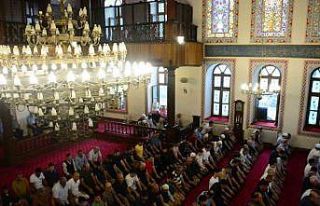 Kocaeli’de vatandaşlar bayram namazı için camileri...