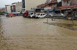 Kocaeli’de yağmur caddeleri göle çevirdi