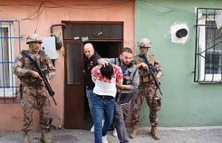 Koçbaşlarıyla kapıları kırılmış, çatılarda...