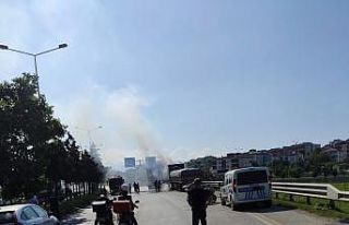 Kömür yüklü tırın motor bölümü yandı, faciadan...