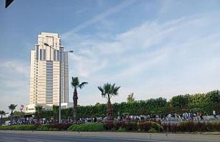 Konser için yüzlerce metrelik kuyruk