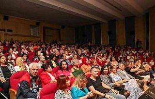 Konserde orkestrada yer alan müzik öğretmenine...