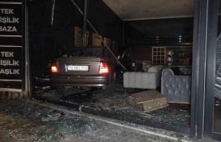 Kontrolden çıkan araç mobilya dükkanına girdi