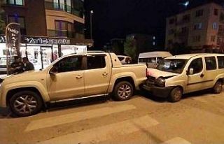 Kontrolden çıkan araç park halindeki kamyonete...