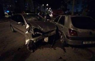 Kontrolden çıkan araç park halindeki otomobillere...