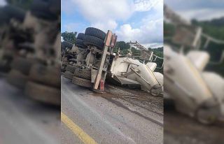 Kontrolden çıkan beton mikseri devrildi: 1 yaralı