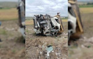 Kontrolden çıkan hafriyat kamyonu devrildi, sürücü...