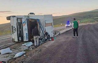 Kontrolden çıkan kamyon yan yattı, 2 kişi yaralandı