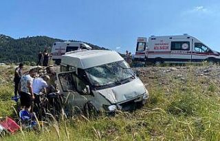 Kontrolden çıkan minibüs şarampole yuvarlandı:...