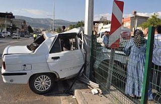 Kontrolden çıkan otomobil aydınlatma direğine...