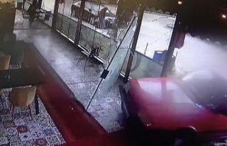 Kontrolden çıkan otomobil balık lokantasına girdi:...