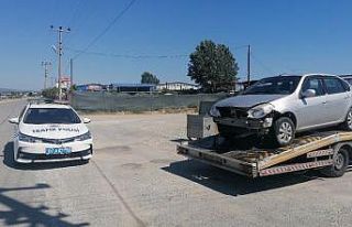 Kontrolden çıkan otomobil bariyerlere çarpıp karşı...