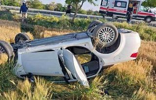 Kontrolden çıkan otomobil buğday tarlasına devrildi:...