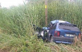 Kontrolden çıkan otomobil, tıra arkadan çarptı:...