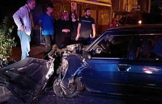 Kontrolden çıkan otomobil trafik levhasına çarptı:...